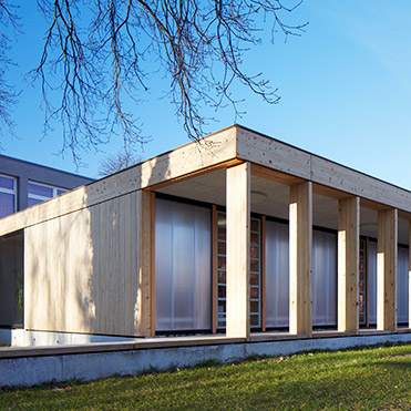 Holzgebäude und Holzhäuser mit dem klimaneutralen Baustoff Holz 