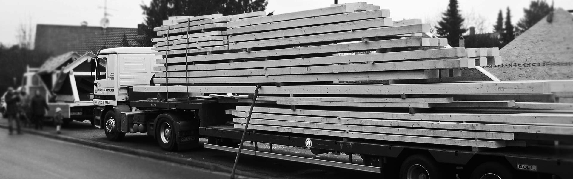 CNC- gefertigte Massivholzelemente auf Transporter Steiger & Riesterer
